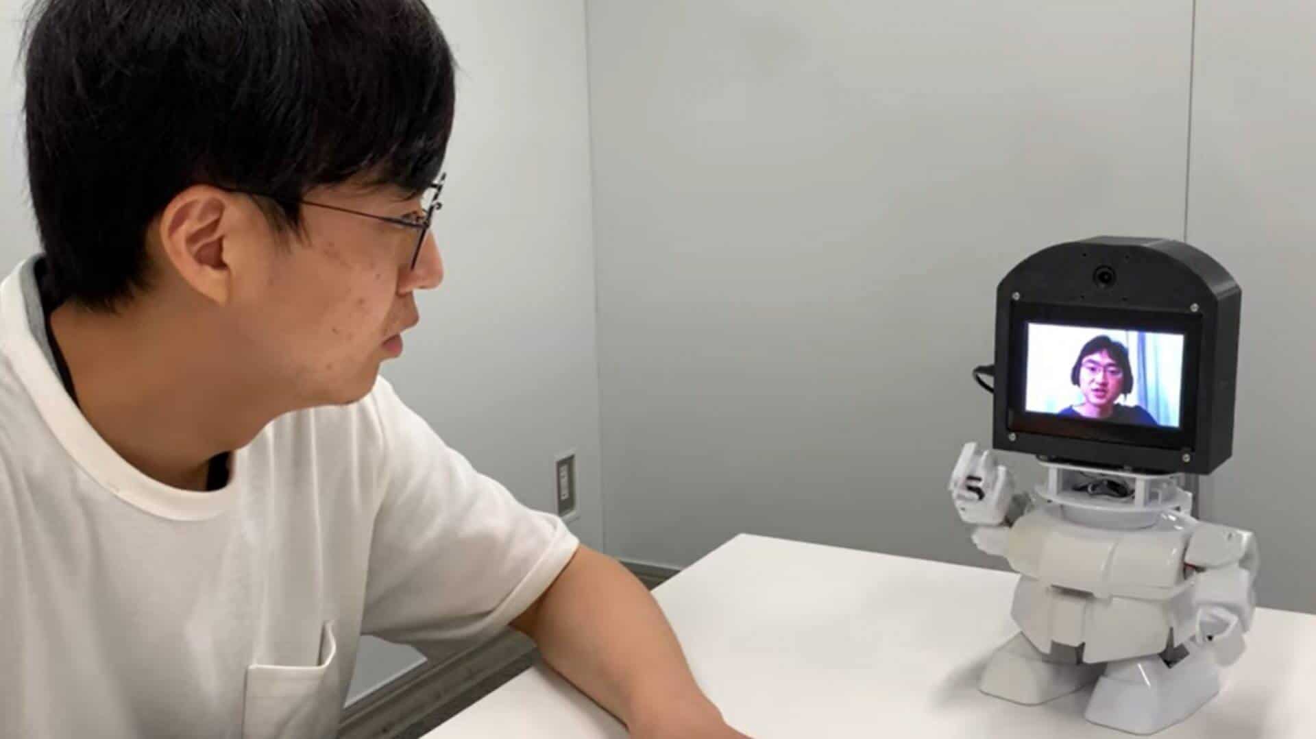 Nungduk Yun, Seiji Yamada (2022.08). Physical embodiment vs. smartphone, RO-MAN2022.